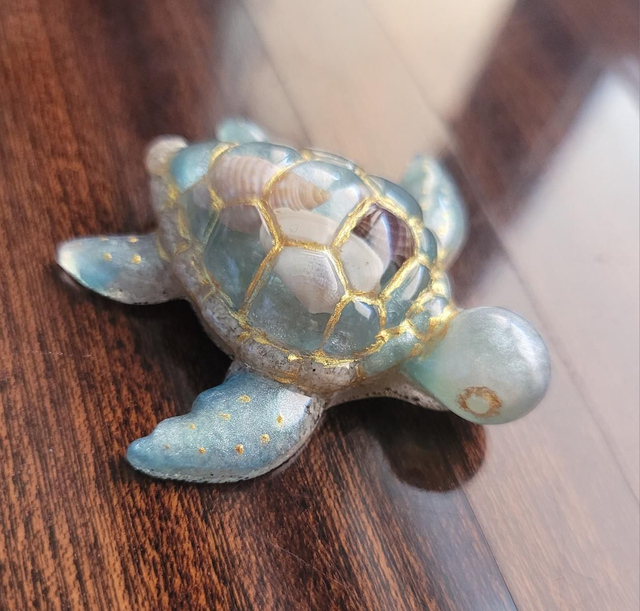 Tortue de mer effet océan bleu avec coquillages 5cm