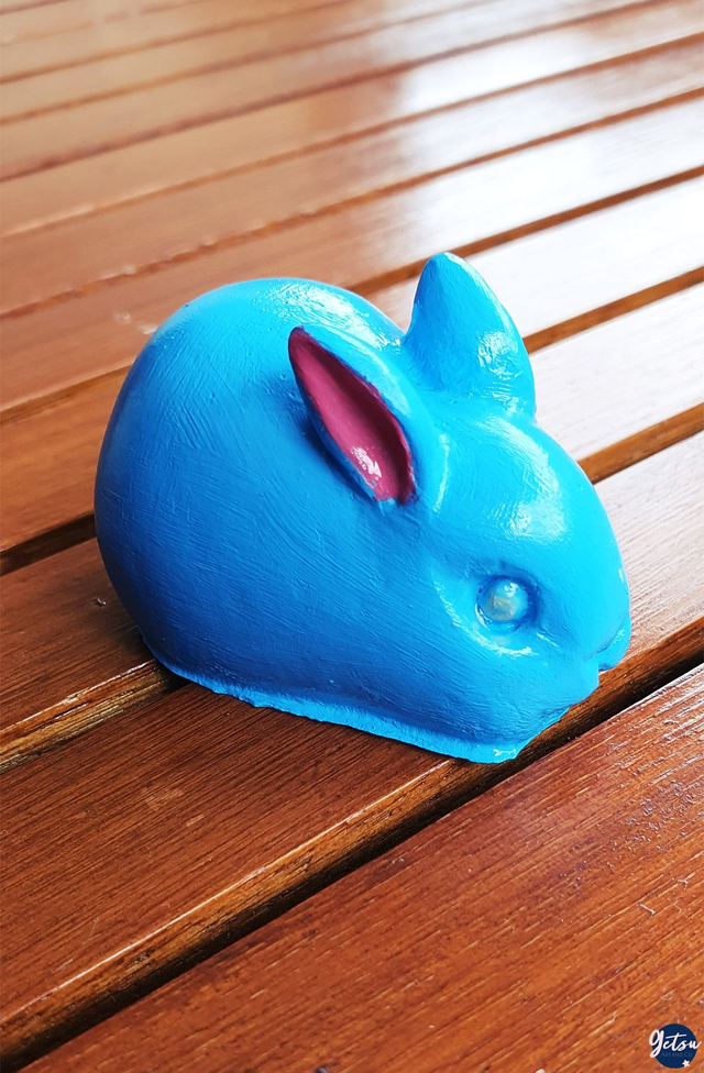 Figurine lapin peinte à la main bleue