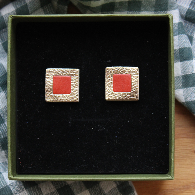 Boucles d’oreilles puces cuir carré 