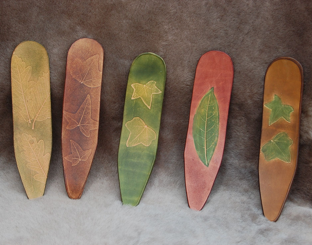 Marques page en cuir texturés et teintés motifs feuilles 