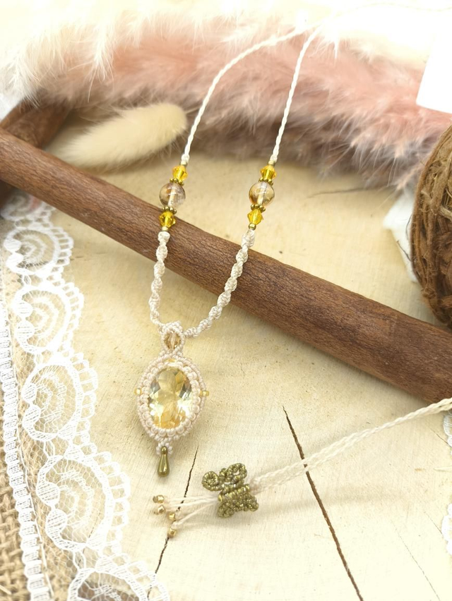 Collier léger en micro macramé avec citrine facettée 
