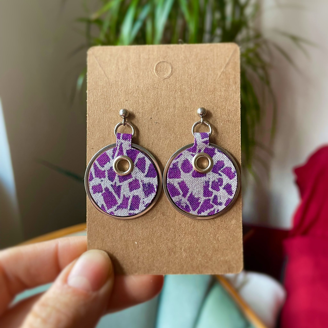 Sphère - Boucles d'oreilles en tissu argenté et violet