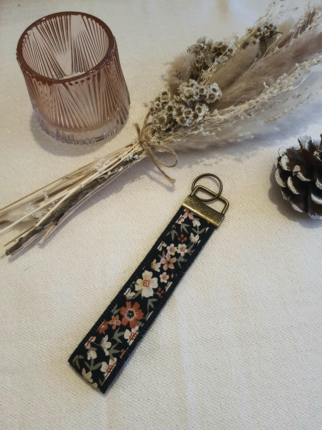 Porte clés noir fleuri