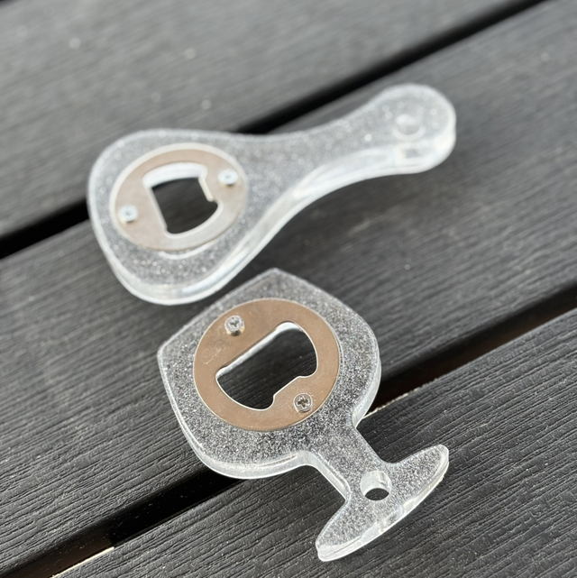 Butelių atidarytuvas įvairių formų.