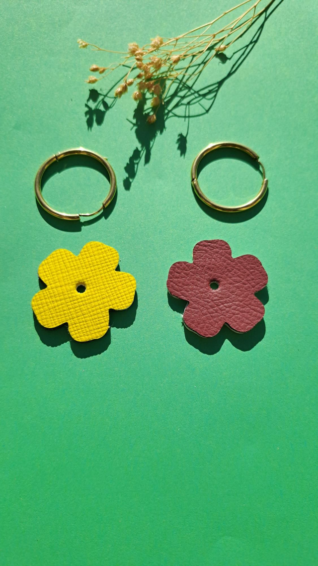 Boucles d'oreilles fleurs réversibles en matières végétales veganes 