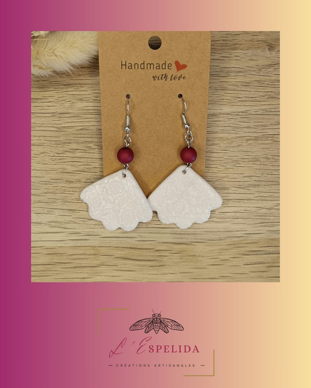 Eventail blanc nacré avec perles bordeaux