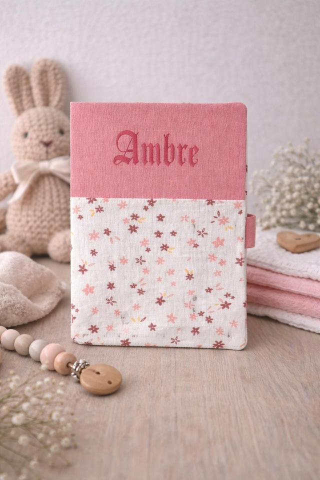 Protège carnet de santé personnalisé en double gaze – Motif fleuri rose