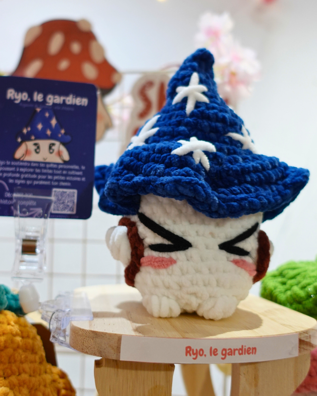 Ryo, le gardien | Créature d&#039;atelier : un champimage en crochet plein d&#039;intentions et fait main