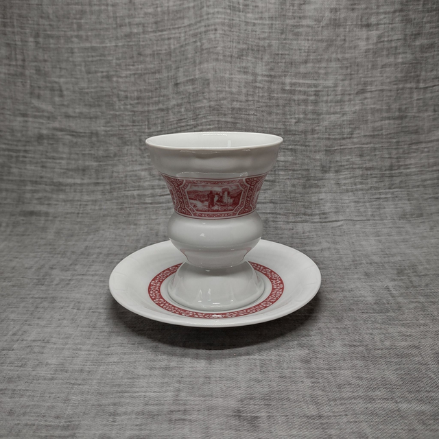 Villeroy &amp; Boch | Mok en Schotel in witte en rode kleuren 'Heinrich Rüderheimer' porselein 'Asbach Uralt' decoratie | Vintage
