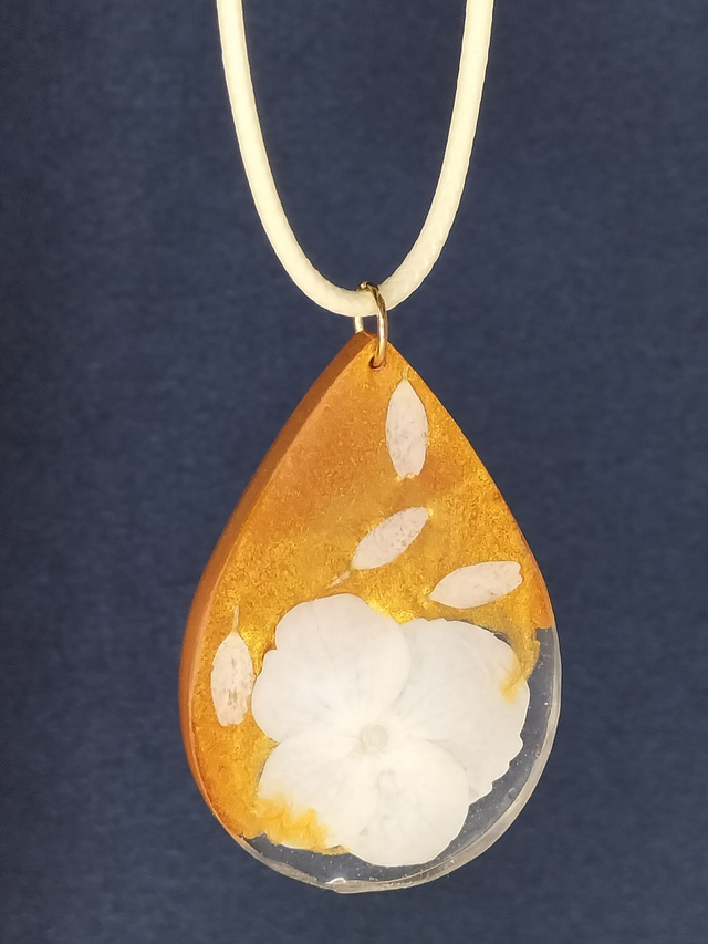 Pendentif goutte, fleur blanche et résine or