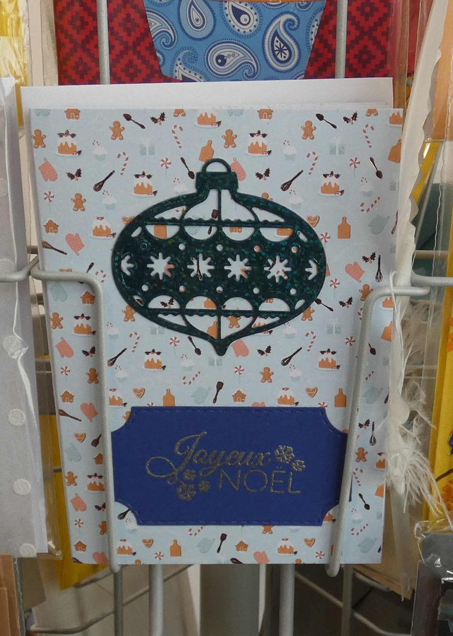 Une boule de Noël bleue