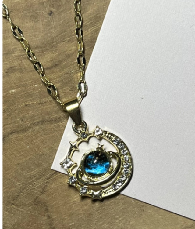 Collier doré planètes et lune avec pierre bleue tendance