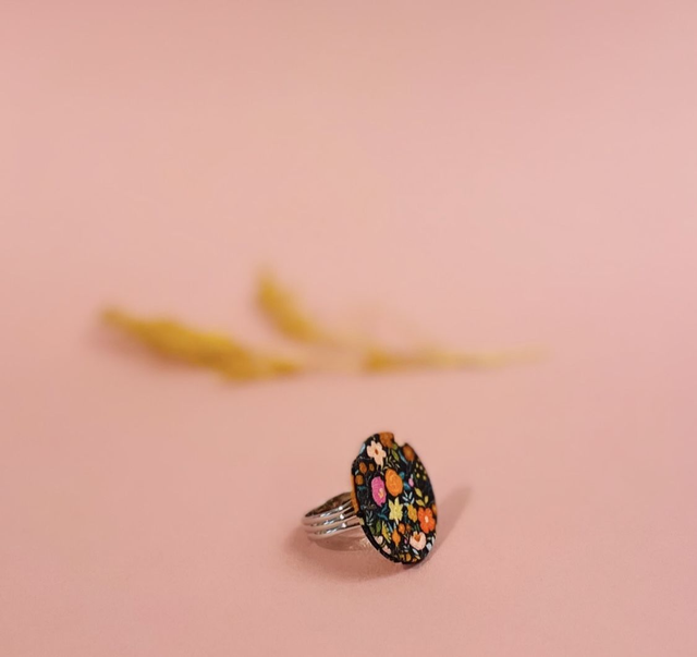 Bague réglable avec cercle de carton tapissé de tissu, collection " 1001 fleurs ", fond noir et motifs fleuris multicolores