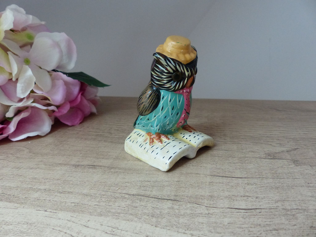 Figurine hibou en céramique sur un livre avec une cravate, oiseau lecteur savant, chouette cadeau enseignant collègue ami étudiant rentrée