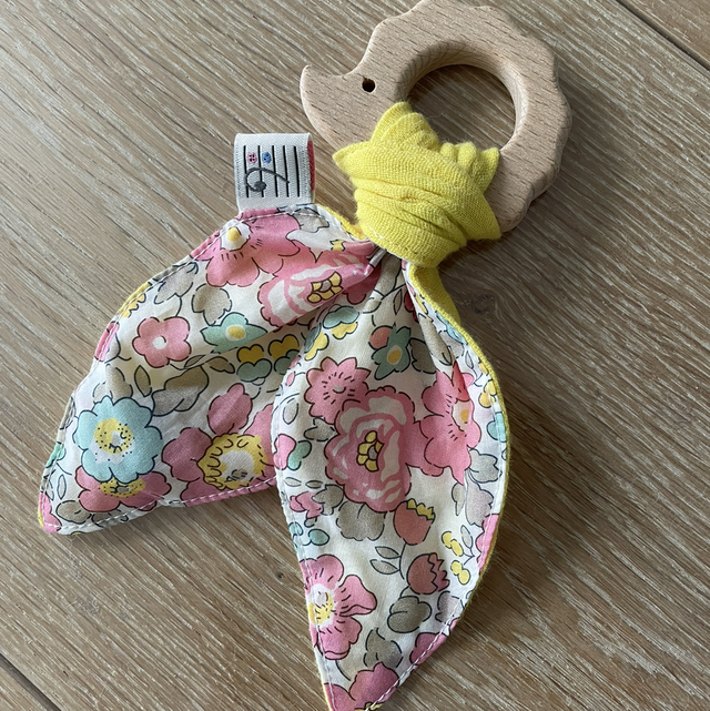 Hochet fille avec grelot dispo 