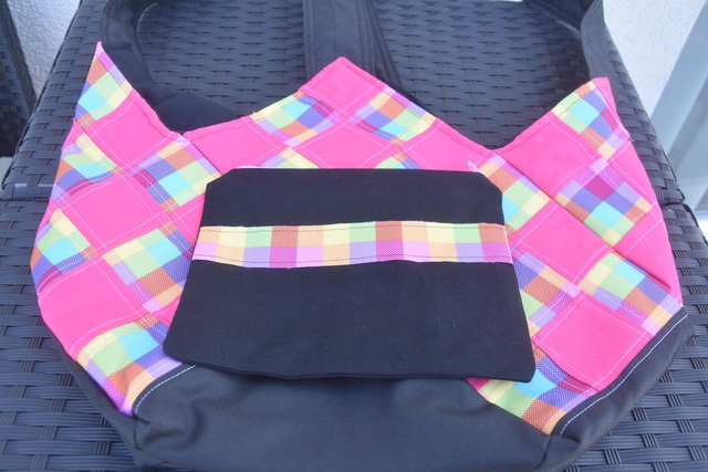 Shopper- und Badetasche mit Wasserabweisenden Stoff inkl. separates Täschchen mit schwarz/pink und bunten Kacheln