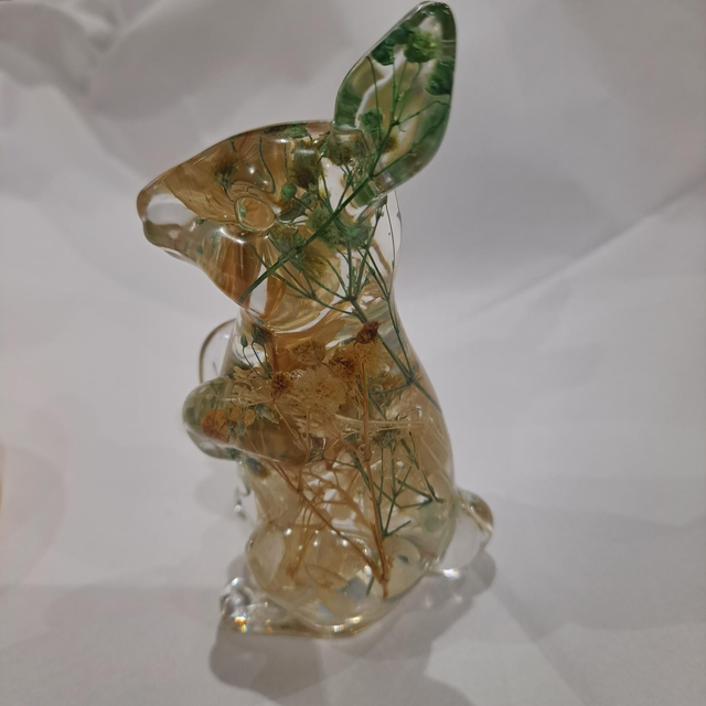 Pale flower rabbit lamp