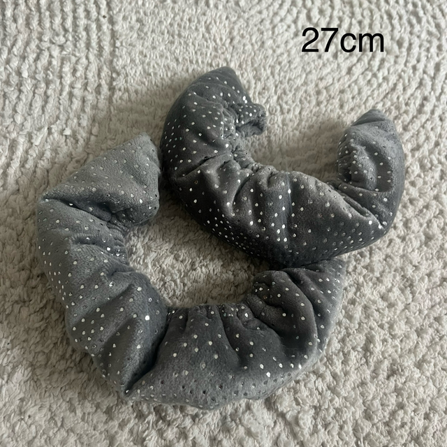 Tummanharmaat pehmosuojat