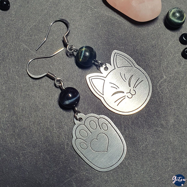 Boucles d&#039;oreilles dépareillées Neko en acier inox et oeil de faucon