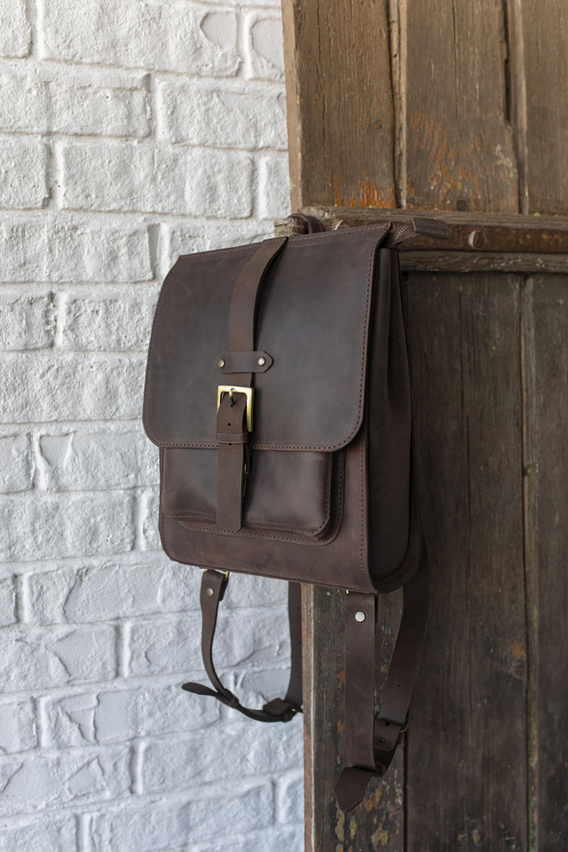 Unisex odinė kuprinė su kišenėle ir dirželiu