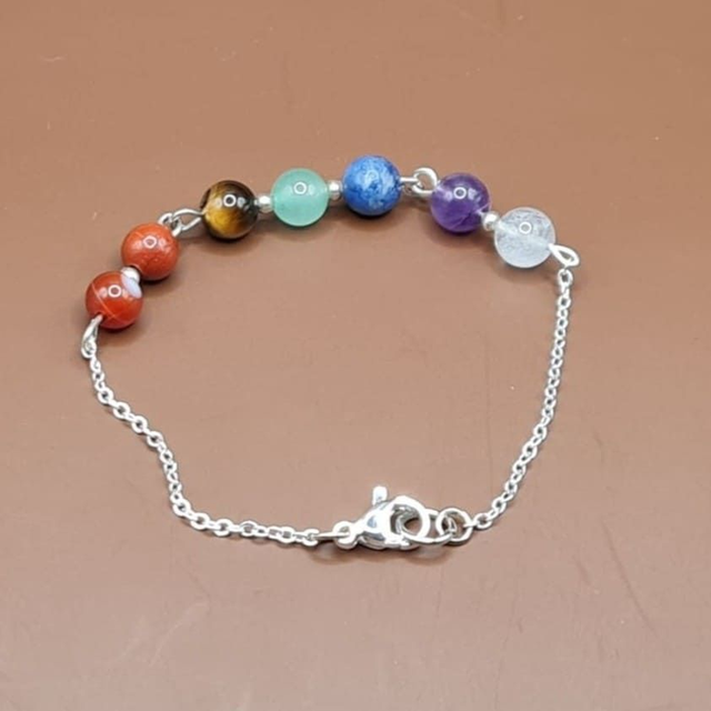 Bracelet 7 Chakras argenté, avec mini perles, en parties rapprochées