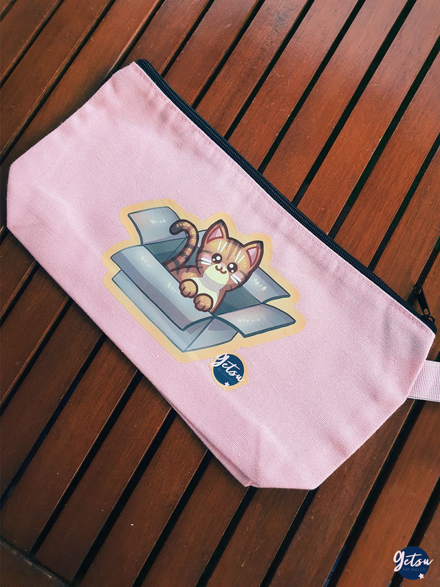 Trousse rose et chat roux