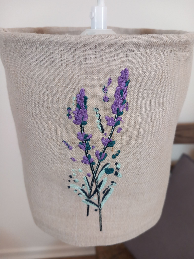 Abat-jour en lin brodé Lavande -suspension baladeuse diamètre 15 cm.