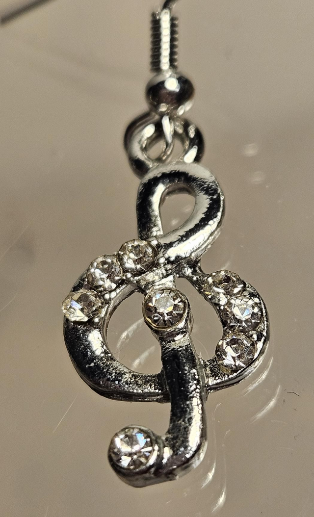 Treble clef crystal earrings 