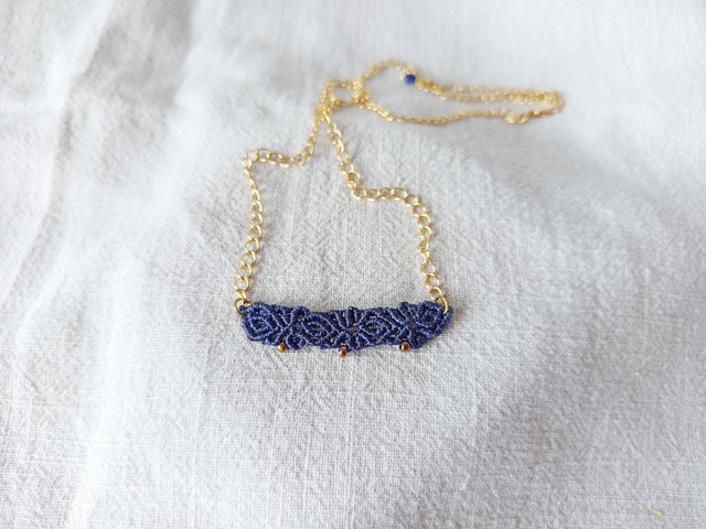 Collier en macramé bleu marine avec une chaîne