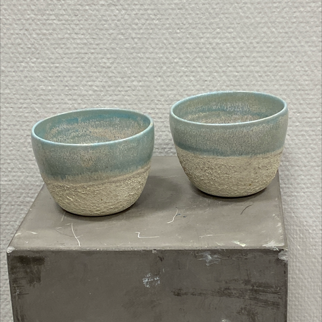 Lille skål, lava glasur/turkis af Helle Bornæs