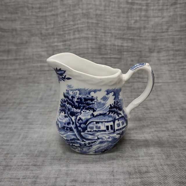 W.H. Grindley | Melkkan Roomkan (lengte schenktuit tot greep 10 | breedte 6 | hoogte 9,5 cm) &#039;Country style&#039; motief blauwe kleur | Vintage