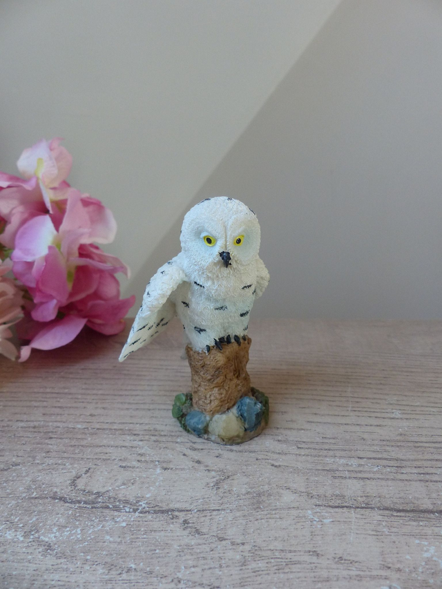 Sculpture Miniature Chouette des Neiges en Résine – Figurine Décorative Blanche Harfang - Statuette Chouette Blanche de Collection en Résine