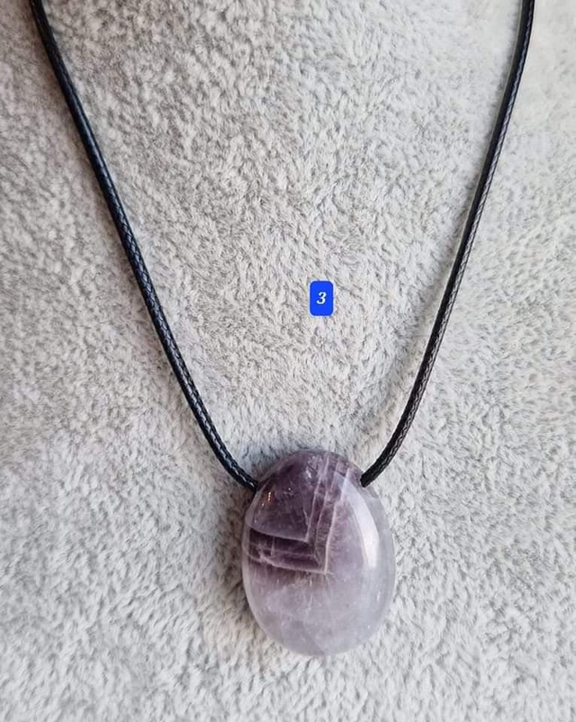 Améthyste rubanee  pierre percée avec cordon