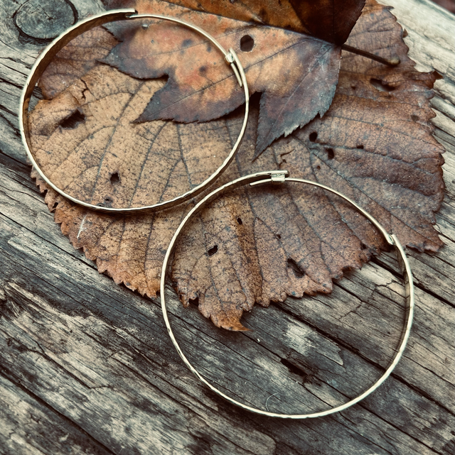 CRÉOLES ANNEAUX DORÉS MARTELÉ 