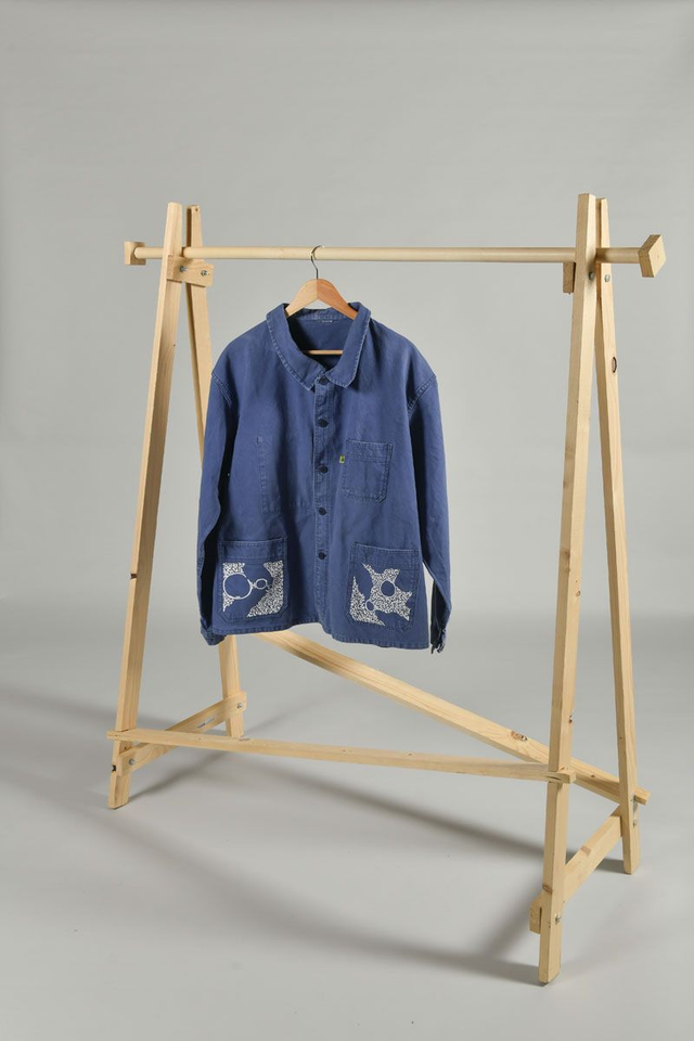 Veste bleu de travail peinte à la main design arabesques