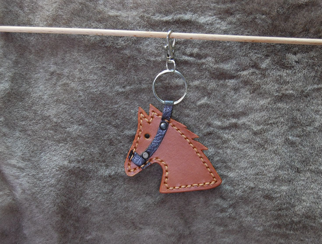 Porte clé en cuir de chèvre marron en forme de cheval