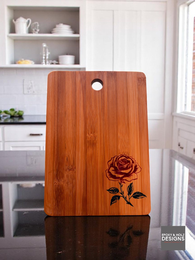 Bambus-Schneidebrett mit Rosen-Gravur – 28 × 20 × 1,2 cm