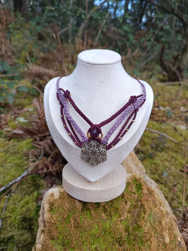 Collier violet avec estampe et perle doré et améthyste 