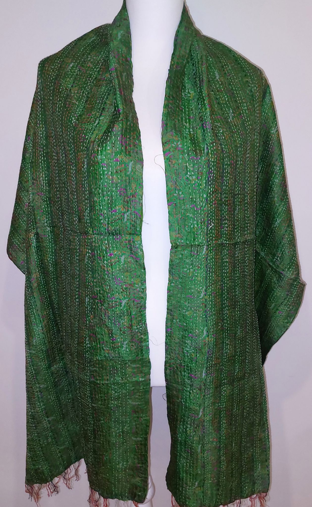 Étole réversible - Sari surcyclé brodé Kantha - Unique - Confectionnée à la main - Vert, marron...