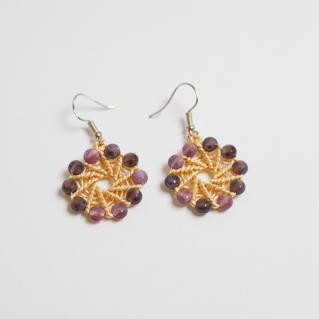 Boucles d’oreille moulin à vent en micro-macramé