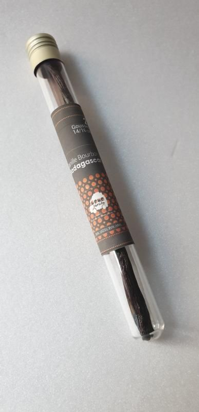 Deux gousses de vanille bourbon de Madagascar