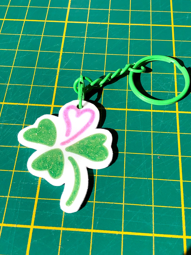 Lucky Clover Bag Charm – Four-Leaf Clover with Heart – Handmade Keychain – Love Charm – Romantic Gift – Gri-Gri de Sac