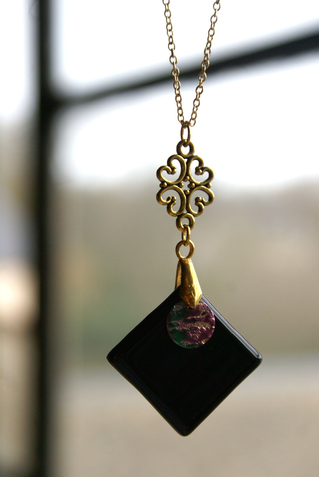 Pendentif en verre noir et chaîne couleur or. 