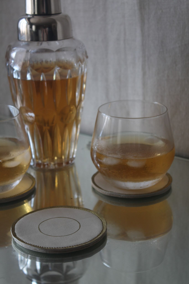 Ensemble de 4 dessous de verre ronds blanc crème liseré doré