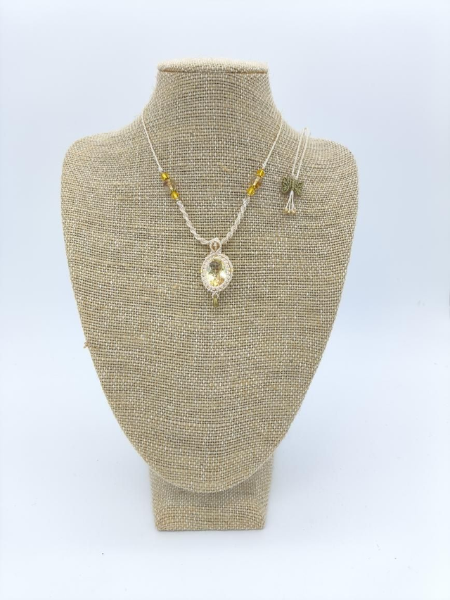 Collier léger en micro macramé avec citrine facettée 