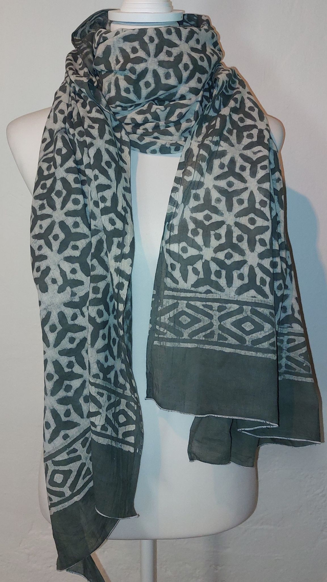 Châle en coton vert – Teinture naturelle et impression artisanale – Accessoire éthique slow fashion - Paréo, écharpe légère, dupatta 