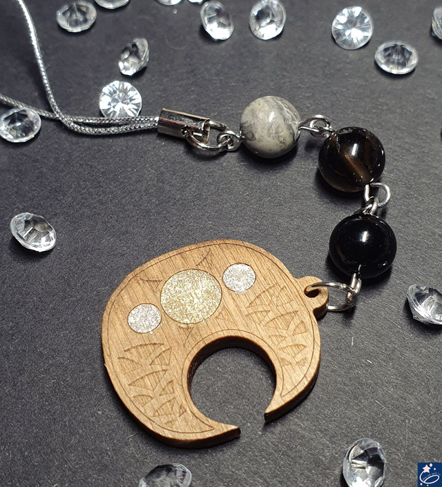 Bijou de téléphone lune - onyx, améthyste, dolomite