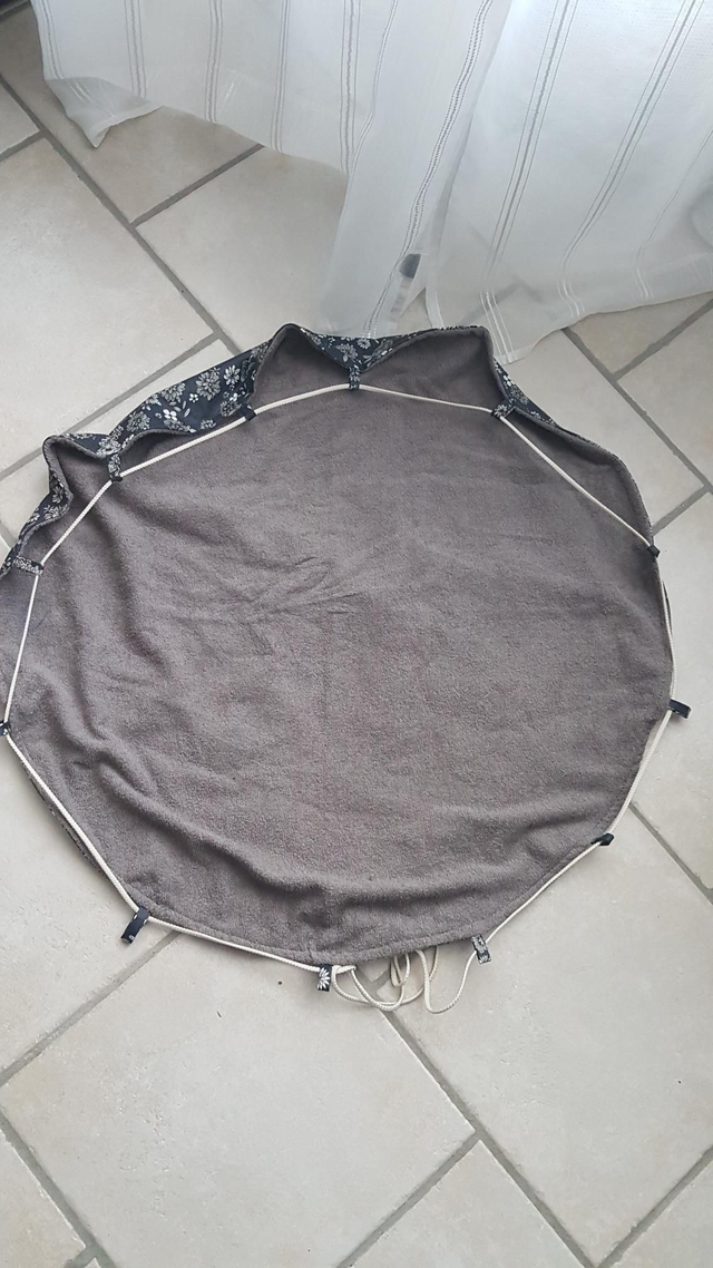 Tapis pieds au sec bleu marine fleurs blanc