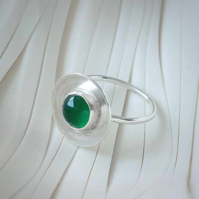 Sterling silver green agate disc ring (size M)