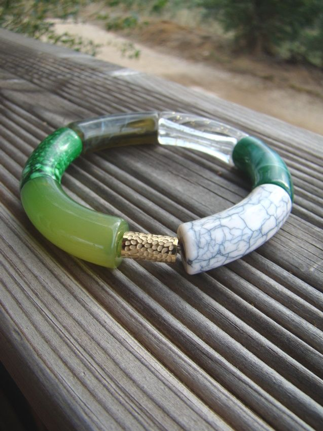 Bracelet perles tubes incurvées Chandra Hara vert foncé paillettes